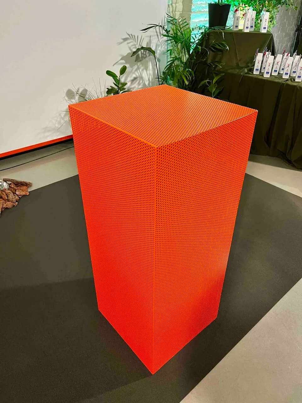 oranžs perforēta metāla podests, noma