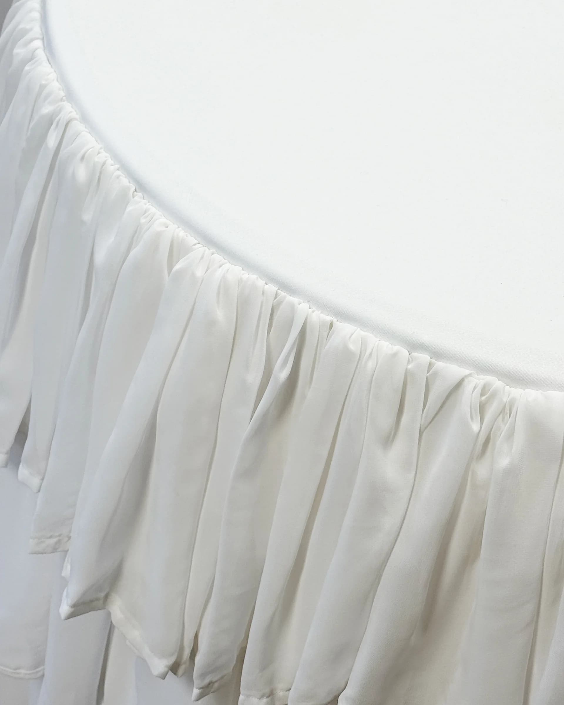 Round tablecloth with ruffles