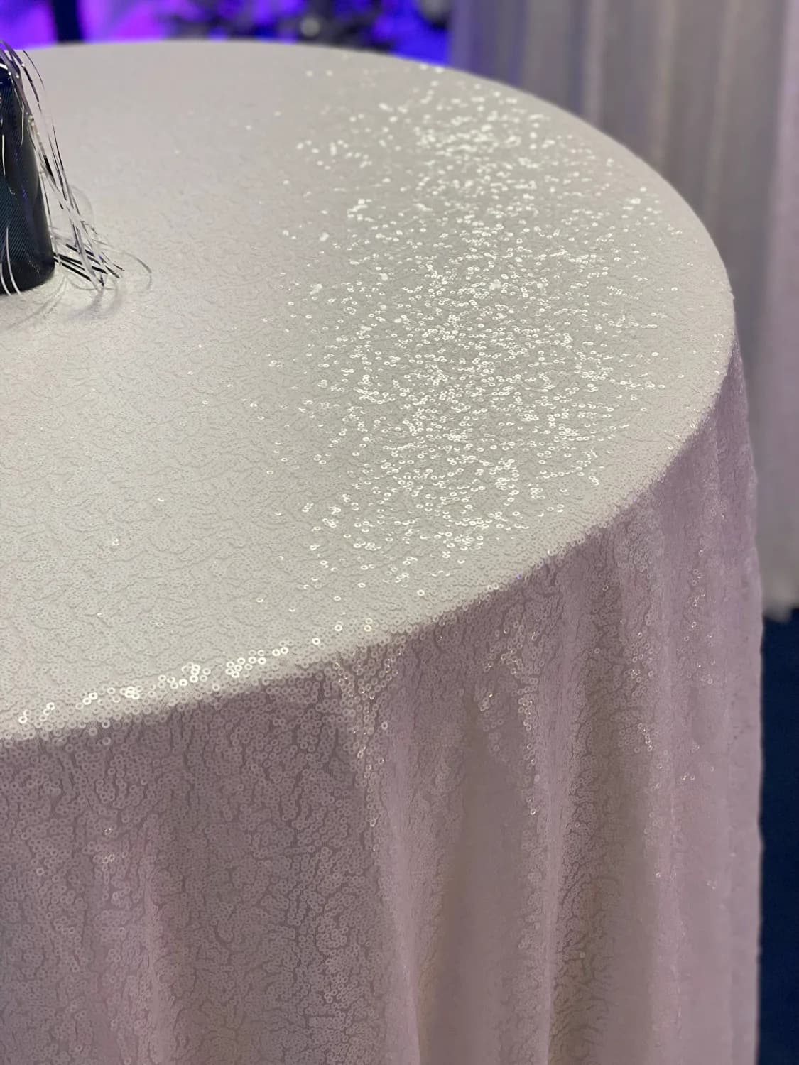 Balta apaļa glitera galdauta noma